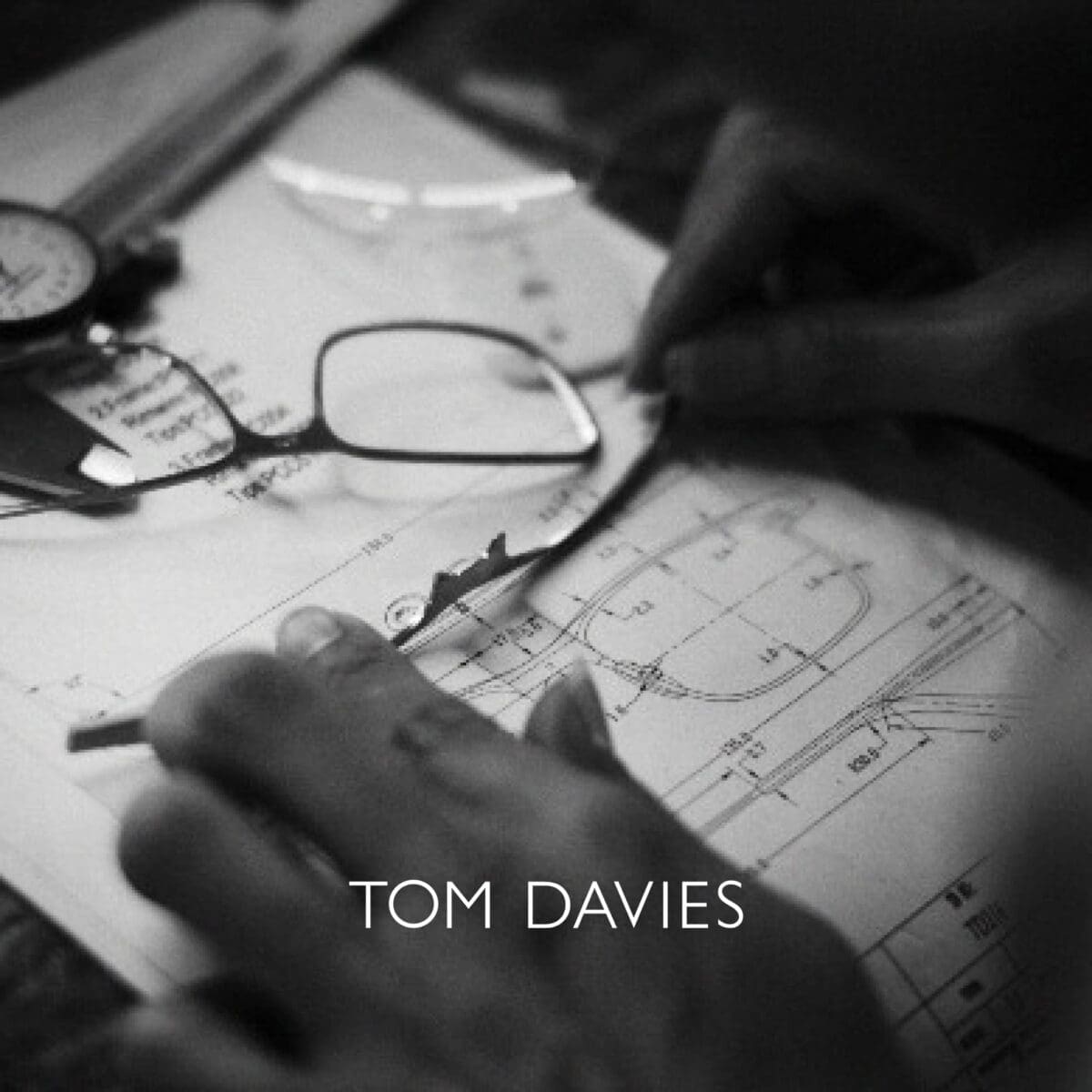 Op maatgemaakte bril van Tom Davies
