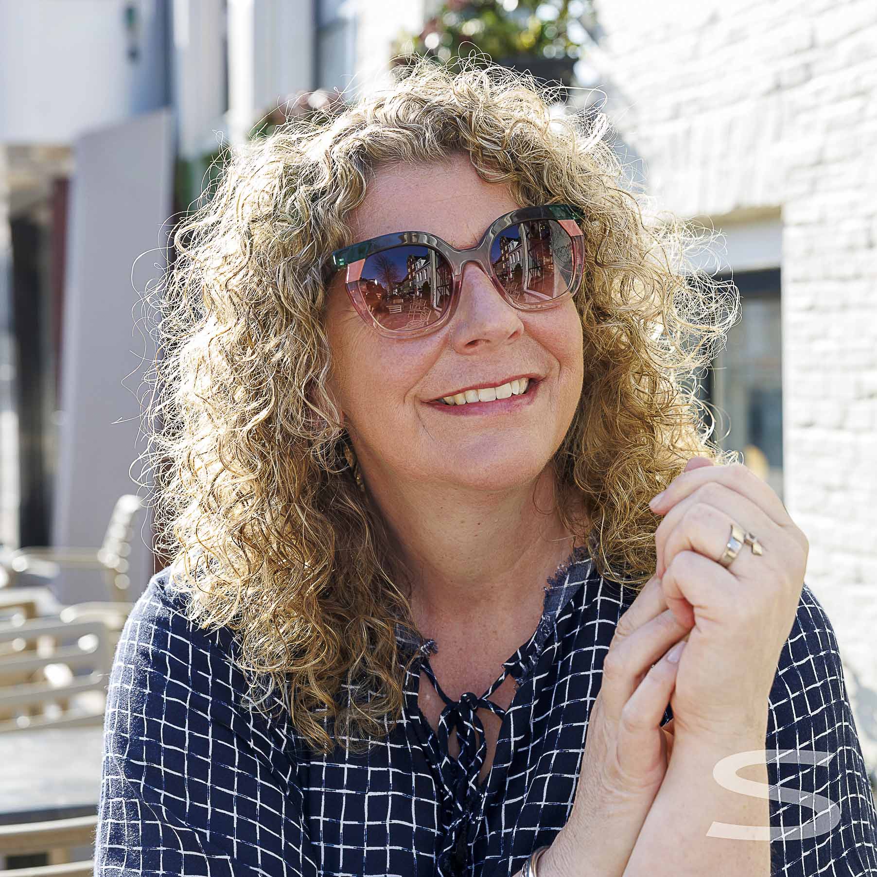 Petra Popkema draagt een zonnebril van Face à Face