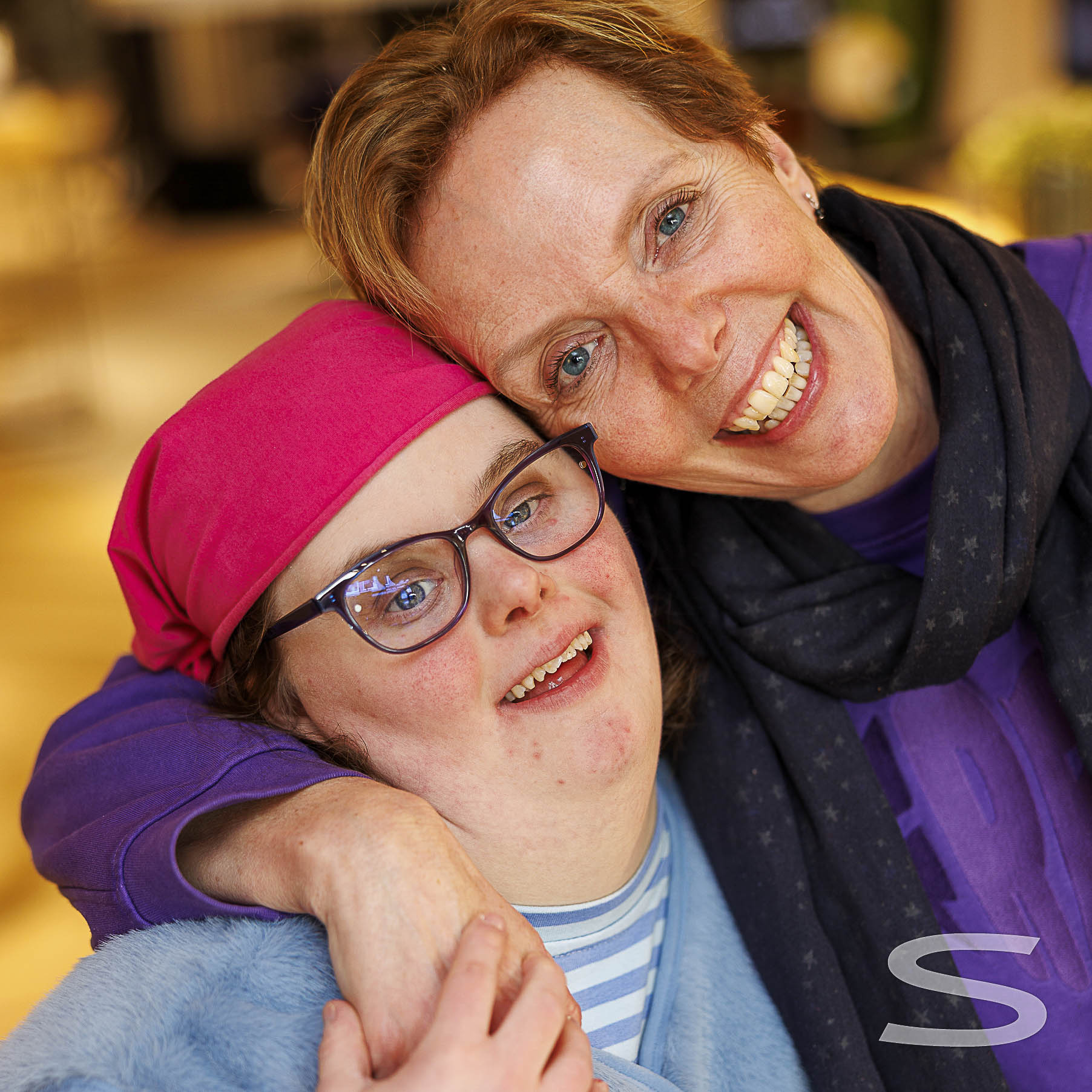 Sanne de Vries samen met haar moeder